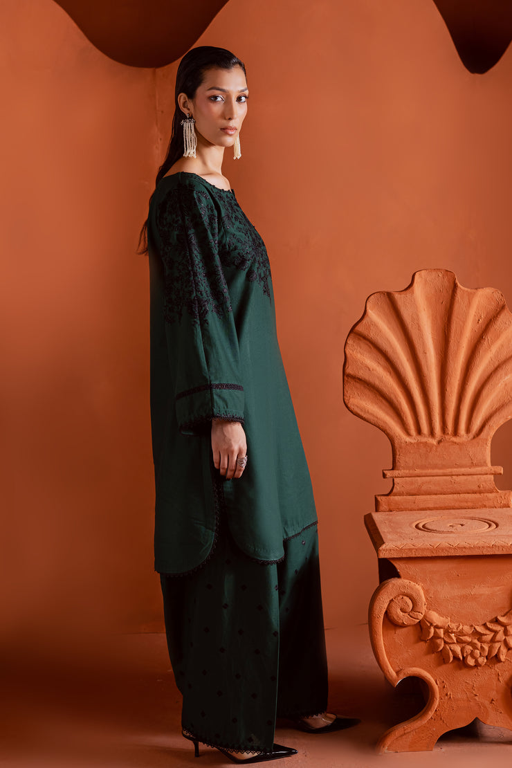 Batik Dippit khaddar set designed in emerald green with contrast embroidery and soft texture. Affordable ethnic Pakistani South Asian.